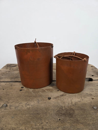 Rustikke hængepotter i metal