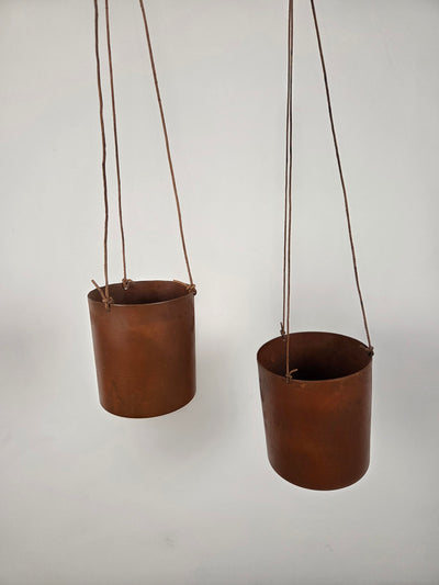 Rustikke hængepotter i metal