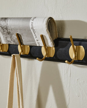 EDGY knagerække i træ | Sort messing knager