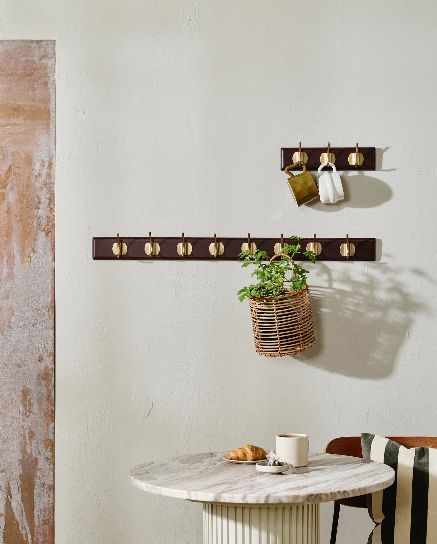 EDGY knagerække i træ | Brun med messing knager