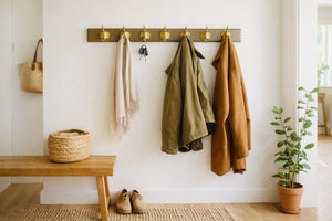 EDGY knagerække i træ | Karamel med messing knager