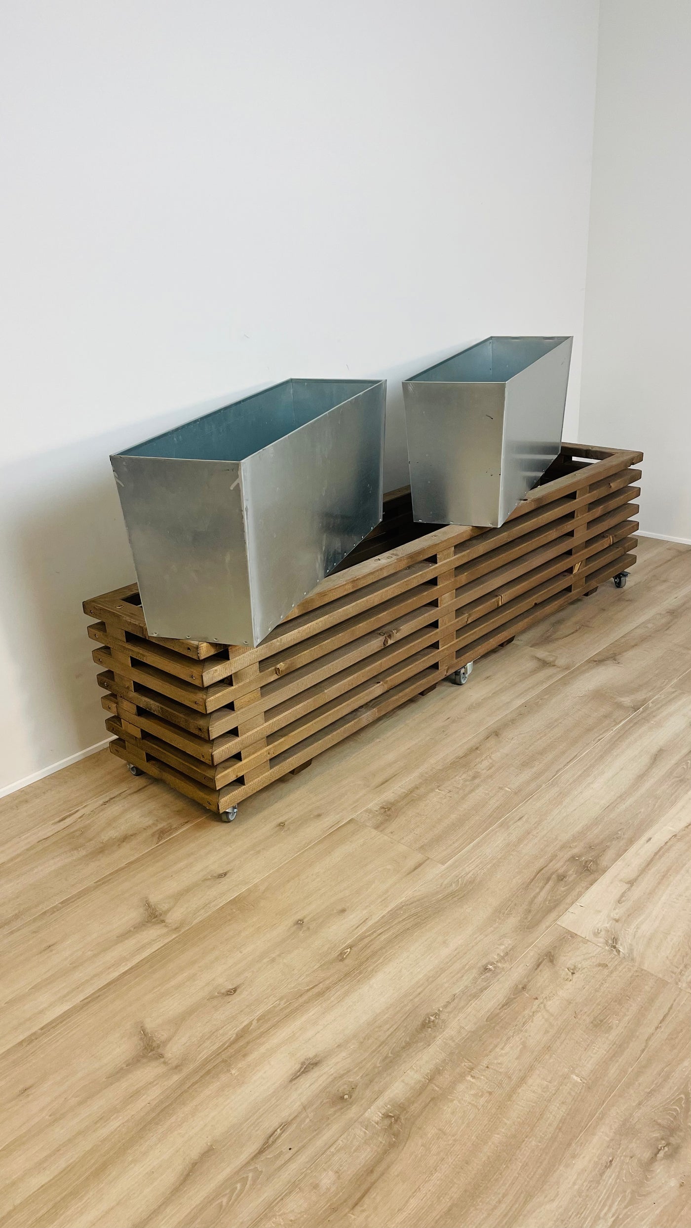 Luksus Plantekasse af Traller | Brunbejdset