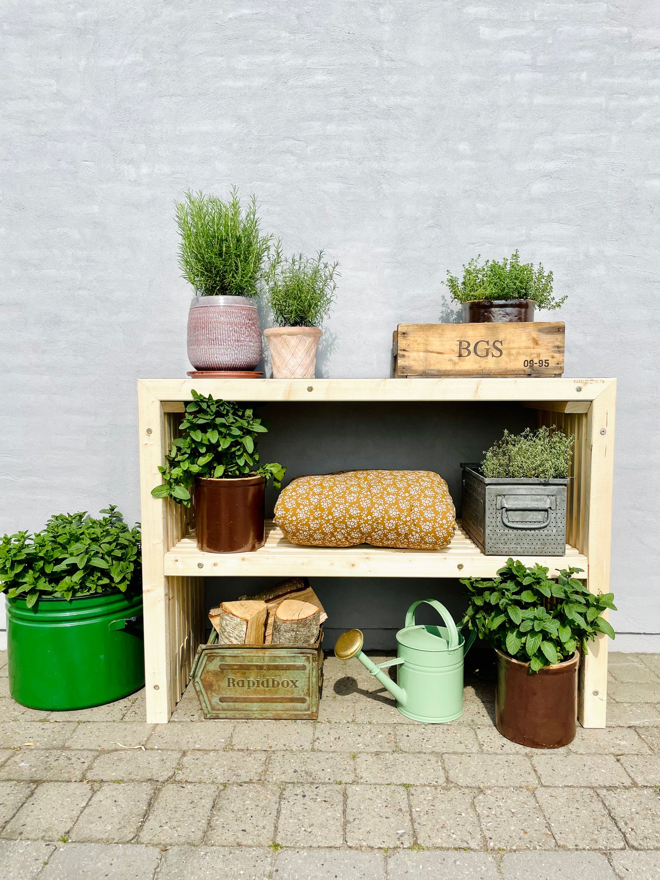 Plantebord af træ på terrasse
