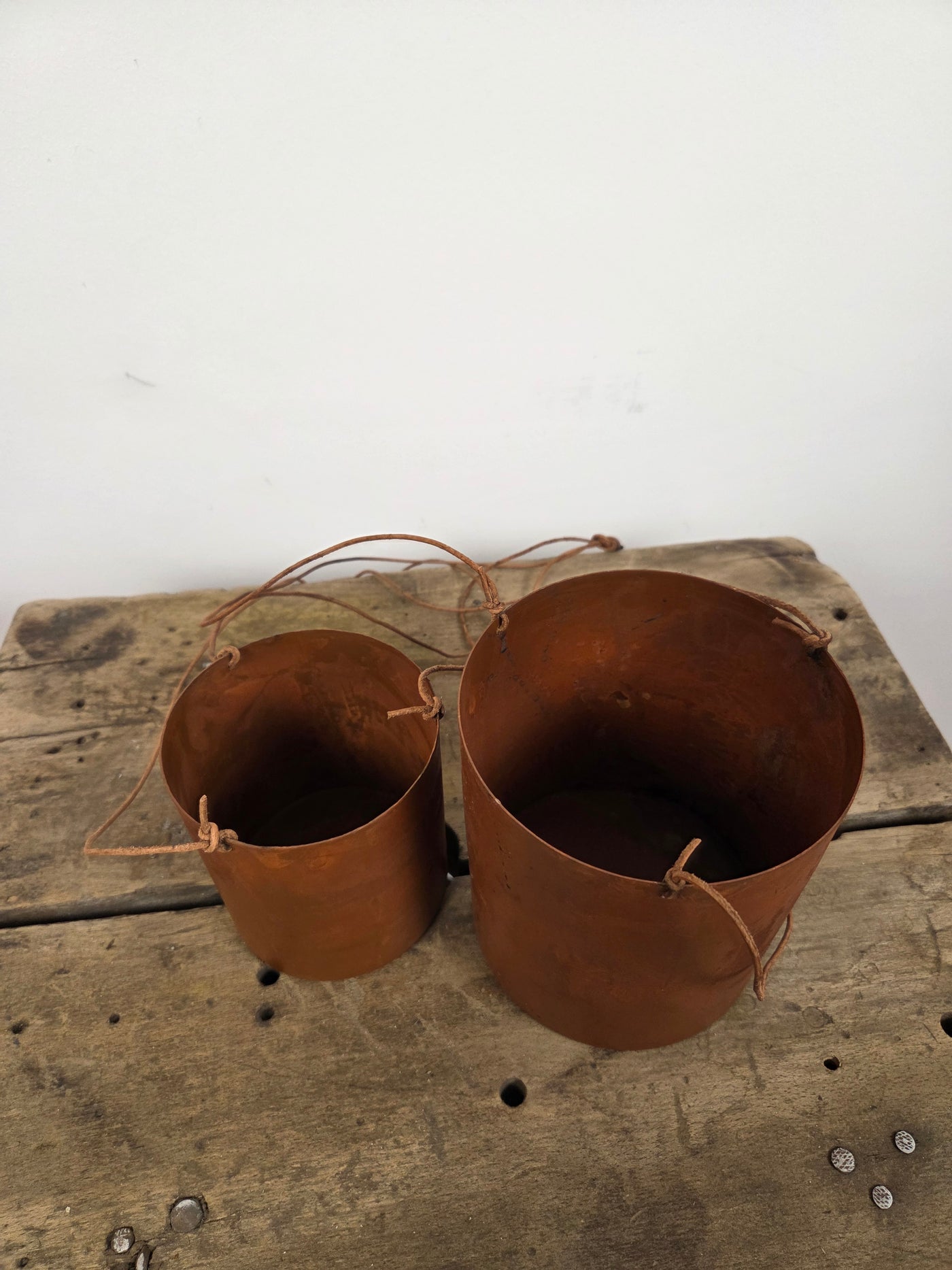 Rustikke hængepotter i metal