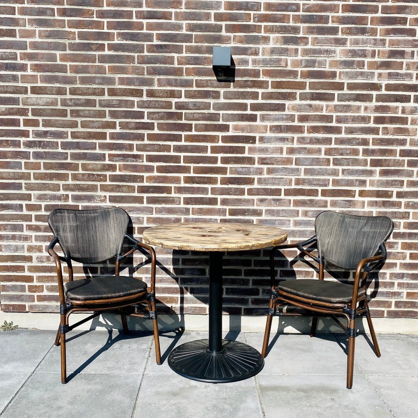 To havestole omkring et lille cafébord på terrasse