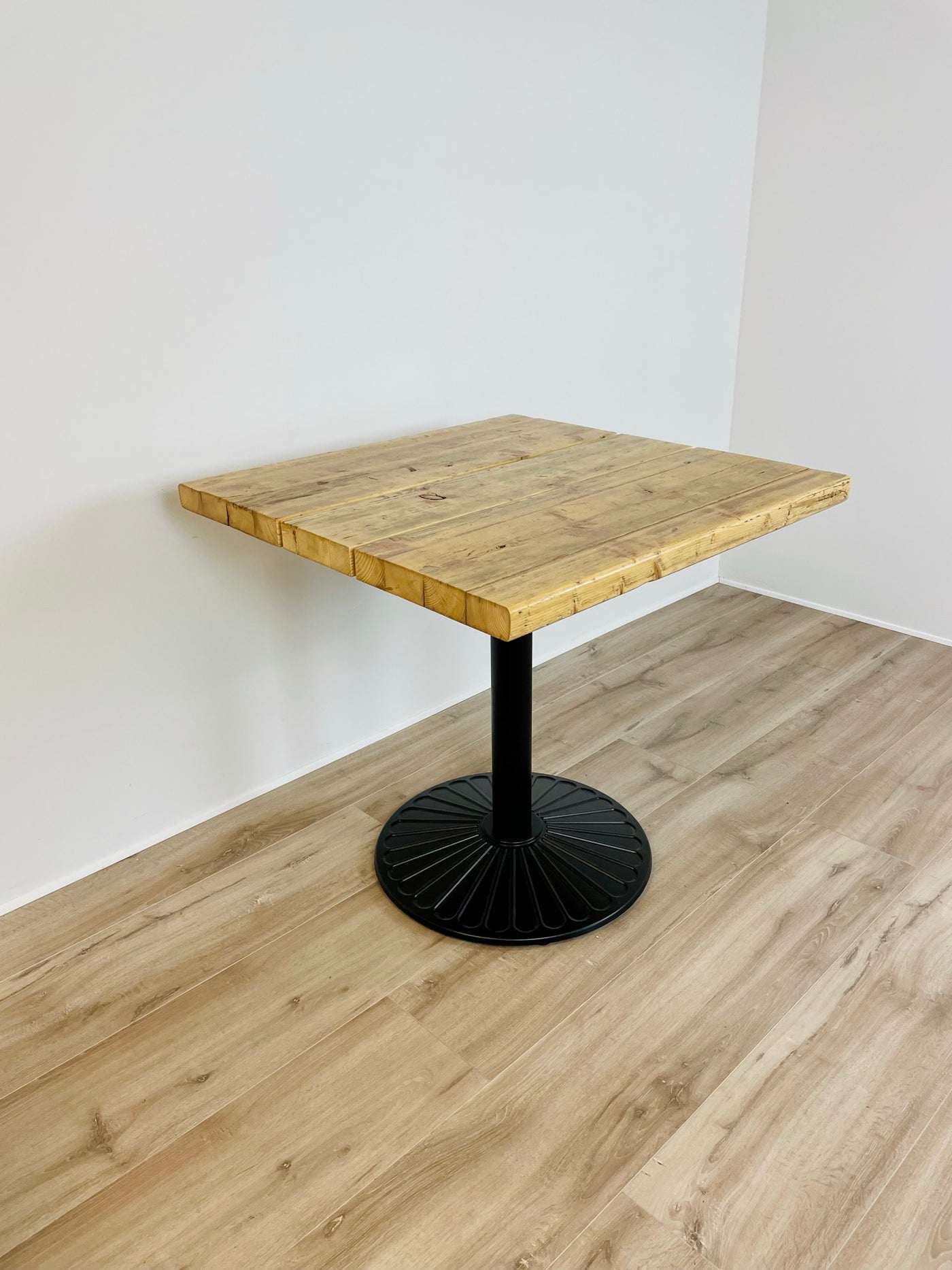Cafébord af Genbrugstræ | 70x70 cm