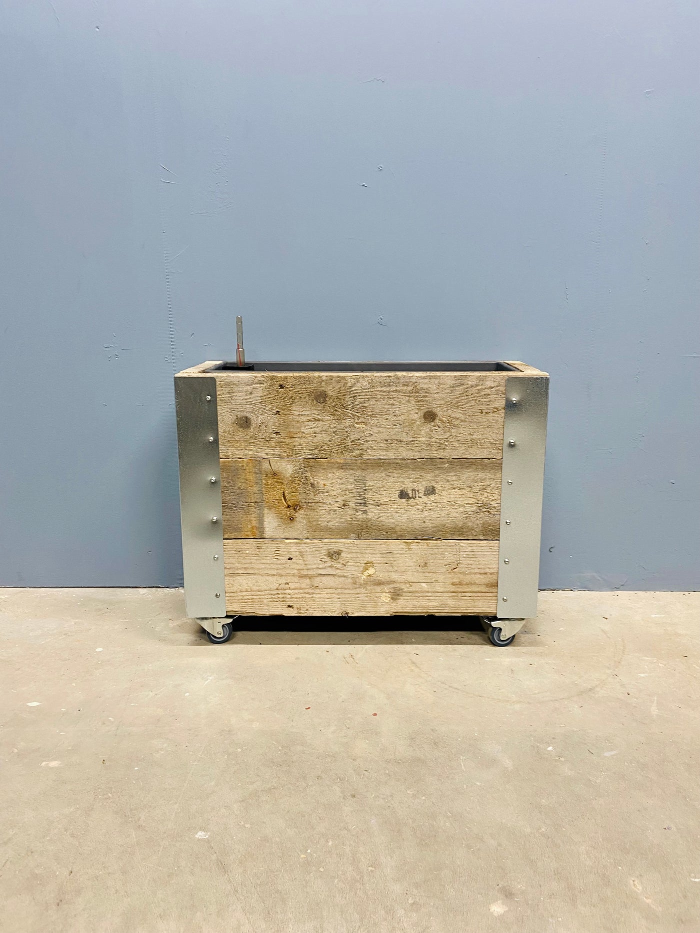 Blomsterkasse af Genbrugstræ | 66 cm