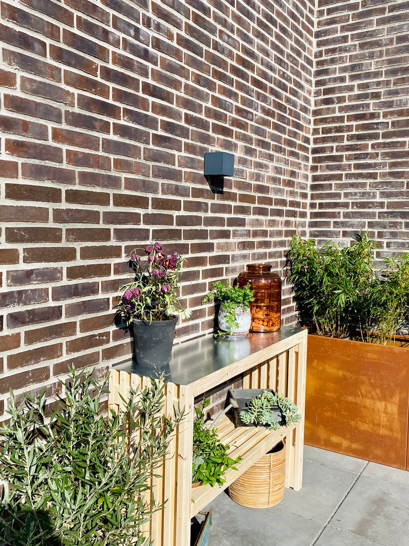 Terrasse indretning med plantebord og planter